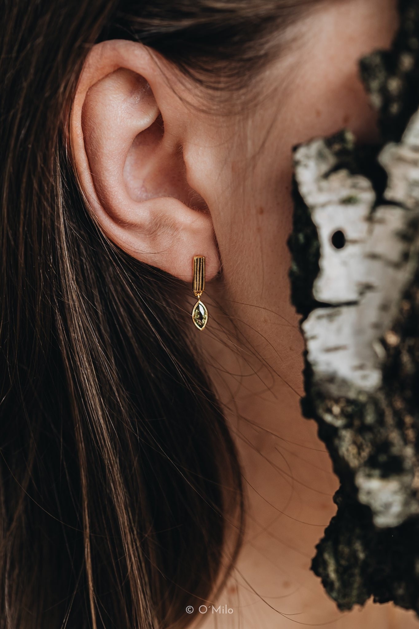 Orecchini pendenti a cerchio Huggie con fiore in argento