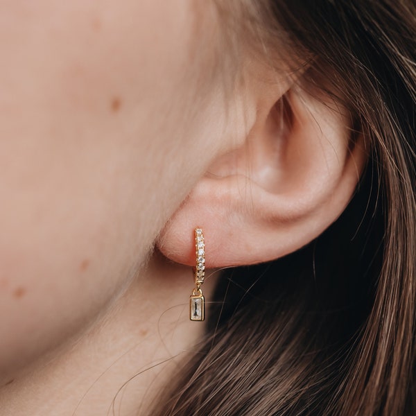 Boucles d'oreilles Diamond Charm Huggie Hoop : Créoles baguette tendance, boucles d'oreilles raffinées pour chaque occasion, cadeau de Saint-Valentin, minimaliste | Aura