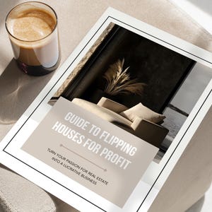 Könnte beinhalten: Ein Leitfaden zum Flippen von Häusern für Profit. Das Cover zeigt ein modernes Innendesign mit einem beigen Sofa und einer hohen Pflanze in einem braunen Topf. Der Text auf dem Cover lautet "Guide to Flipping Houses for Profit" und "Verwandeln Sie Ihre Leidenschaft für Immobilien in ein lukratives Geschäft."