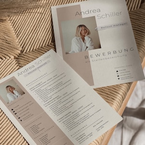 Może przedstawiać: Dwa dokumenty CV z nazwiskiem "Andrea Schiller" i tytułem "Rollout Manager" są wyświetlane na plecionym krześle. CV mają zdjęcie kobiety i zawierają tekst w jasnobrązowej i białej kolorystyce.