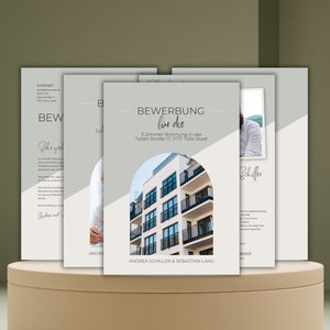 Puede incluir: Un folleto gris y blanco con el texto "BEWERBUNG für die" y "3 Zimmer Wohnung in der Tollen Straße 17, 1717 Tolle Stadt". El folleto también presenta una foto de un edificio de apartamentos moderno.