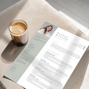 Könnte beinhalten: Ein Lebenslauf mit einem professionellen Porträt einer Frau. Der Lebenslauf enthält Abschnitte für Ausbildung, Fähigkeiten, Berufserfahrung, Leistungen, ehrenamtliche Tätigkeiten und Hobbys. Der Lebenslauf ist auf weißem Papier mit einem hellgrünen Hintergrund gedruckt.