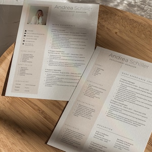 Könnte beinhalten: Zweiseitiger Lebenslauf mit dem Namen "Andrea Schiller" und dem Titel "Deployment Manager" in einer Serifenschrift gedruckt. Der Lebenslauf enthält Abschnitte für Berufserfahrung, Fähigkeiten und Ausbildung. Der Text "two page version" steht oben.
