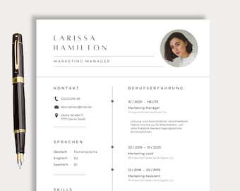 Puede incluir: Una plantilla de currículum vitae en blanco y negro con una foto de una mujer. El currículum incluye secciones para información de contacto, habilidades, idiomas, experiencia laboral y educación. El texto del currículum incluye el nombre Larissa Hamilton, gerente de marketing, y la información de contacto 10221/1234-56, deinnamen@mail.de, Deine Straße 17, 17771 Deine Stadt.