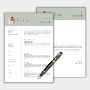 Könnte beinhalten: Eine professionelle Lebenslaufvorlage in Hellgrün mit schwarzem Text, mit Foto, Name und Kontaktdaten. Zu den Abschnitten gehören Ausbildung, Fähigkeiten und Berufserfahrung. Ein schwarzer und goldener Stift liegt auf dem Lebenslauf.