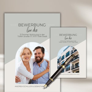 Puede incluir: Una pareja posa para una foto frente a un fondo gris claro y blanco. El texto "BEWERBUNG für die" está en la parte superior de la imagen. Debajo del texto está la frase "3 Zimmer Wohnung in der Tollen Straße 17, 11717 Tolle Stadt". Los nombres de la pareja están en la parte inferior de la imagen: "ANDREA SCHILLER & SEBASTIAN LANG".