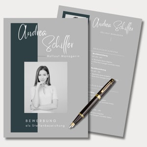 Puede incluir: Una foto en blanco y negro de una mujer con una expresión neutral. Lleva una chaqueta negra y una camisa blanca. La foto está sobre un fondo gris con el texto "Andrea Schiffer Rollout Managerin" y "BEWERBUNG als Stellenbezeichnung".