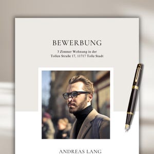 Peut inclure: Un document avec le mot "BEWERBUNG" en haut, suivi d'un texte sur un appartement. Une photo d'un homme portant des lunettes est au centre. Un stylo noir et or est à droite.