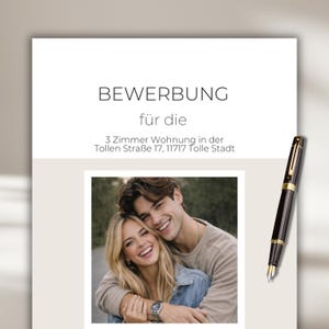 Peut inclure: Un document blanc avec le texte "BEWERBUNG für die 3 Zimmer Wohnung in der Tollen Straße 17, 11717 Tolle Stadt." Une photo d'un couple souriant est en bas. Un stylo noir avec des accents dorés est à droite.