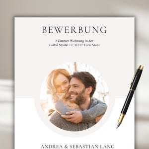 Könnte beinhalten: Ein cremefarbenes Dokument mit dem Wort "BEWERBUNG" oben. Darunter steht die Adresse einer 3-Zimmer-Wohnung. Ein Foto eines sich umarmenden Paares ist zentriert. Ein schwarzer und goldener Stift liegt rechts. Die Namen "ANDREA & SEBASTIAN LANG" stehen unten.