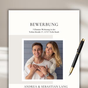 Könnte beinhalten: Ein Paar, ein Mann und eine Frau, lächeln und umarmen sich auf einem Foto. Das Foto ist auf weißem Hintergrund mit dem Text "BEWERBUNG" und "3 Zimmer Wohnung in der Tollen Straße 17, 11717 Tolle Stadt" und "ANDREA & SEBASTIAN LANG" unter dem Foto.