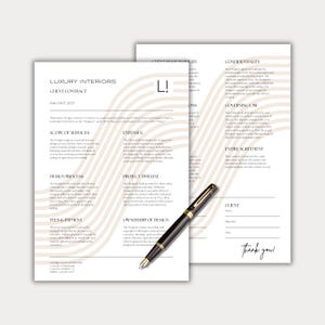 Könnte beinhalten: Zwei Blätter weißes Papier mit Text, betitelt "Luxury Interiors Client Contract" und "Client Responsibility". Ein schwarzer und goldener Stift liegt auf dem Vertrag. Der Vertrag enthält Abschnitte zu Leistungsumfang, Designprozess und Gebühren.