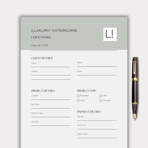 Pode incluir: Um formulário de admissão de clientes para a Luxury Interiors, com secções para os dados do cliente e do projeto, e informações de pagamento. O formulário inclui a data 17/06/2025 e o logótipo da empresa "L!". Uma caneta preta e dourada está à direita.