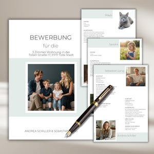 Pode incluir: Um conjunto de documentos impressos, incluindo um currículo e uma carta de apresentação, com fotos de família e um gato cinzento. Uma caneta-tinteiro preta e dourada repousa sobre os documentos. O texto inclui "BEWERBUNG" e "3 Zimmer Wohnung".