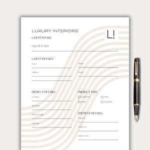 Pode incluir: Um formulário de admissão de cliente branco com o texto "LUXURY INTERIORS" e "CLIENT INTAKE". O formulário inclui seções para detalhes do cliente e do projeto, tipo de projeto e detalhes de pagamento. Uma caneta preta e dourada repousa no lado direito.