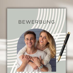 May include: A light grey background with white stripes and a white archway. The archway contains a photo of a couple smiling and hugging. The text "BEWERBUNG" is at the top of the image.