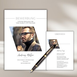 Op de afbeelding: Een cv en sollicitatiebrief met een foto van een man met een bril. Het cv bevat de tekst "BEWERBUNG" en de sollicitatiebrief zegt "ÜBER MICH". Een zwarte pen met gouden accenten ligt op de documenten.