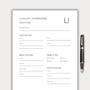 Könnte beinhalten: Ein weißes Kundenaufnahmeformular für "LUXURY INTERIORS" mit einem schwarz-goldenen Stift. Das Formular enthält Felder für Kunden- und Projektdetails sowie die Projektart. Das Datum auf dem Formular ist der 17.06.2025.