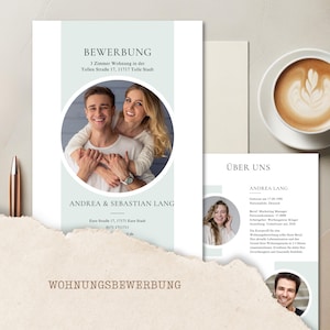 Puede incluir: Un folleto azul claro y blanco con el texto "BEWERBUNG" y "WOHNUNGSBEWERBUNG" en una fuente marrón. El folleto presenta una foto de una pareja en un círculo con el texto "ANDREA & SEBASTIAN LANG" debajo de la foto. El folleto también incluye información de contacto para la pareja y una sección titulada "ÜBER UNS" con información sobre Andrea Lang.