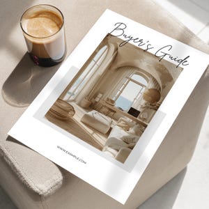 Könnte beinhalten: Ein gedrucktes Dokument mit dem Titel "Buyer's Guide" mit einem Innenraumdesign-Bild, einem Glas Kaffee und der Website-Adresse www.example.com. Das Dokument liegt auf einer beigen Oberfläche.