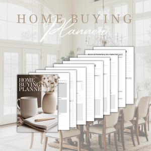 Könnte beinhalten: Eine Reihe weißer Planerseiten mit dem Schriftzug "HOME BUYING Planner" auf dem Cover. Die Seiten sind fächerförmig angeordnet, mit einer Tasse, einer Vase und Bleistiften im Vordergrund. Im Hintergrund ein Esszimmer.