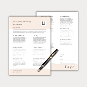 Könnte beinhalten: Zweiseitiger Kundenvertrag für Luxury Interiors. Der Vertrag ist auf cremefarbenem Papier mit schwarzem Text gedruckt. Ein schwarzer und goldener Füllfederhalter liegt auf dem Vertrag. Der Vertrag enthält Abschnitte zu Leistungsumfang, Ausgaben und Designprozess.
