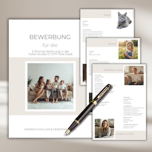 Pode incluir: Um modelo de currículo profissional com fotos de família, um gato e retratos individuais. O texto inclui "BEWERBUNG" e "3 Zimmer Wohnung". Uma caneta-tinteiro preta e dourada repousa sobre os documentos. Os currículos estão em uma paleta de cores neutras.