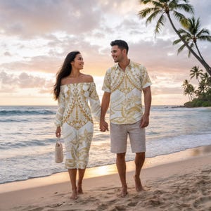 Puede incluir: Una pareja camina por la playa, vistiendo conjuntos a juego con estampados blancos y dorados. La mujer lleva un vestido con los hombros descubiertos, y el hombre una camisa de manga corta y pantalones cortos. Se dan la mano, con una puesta de sol al fondo.