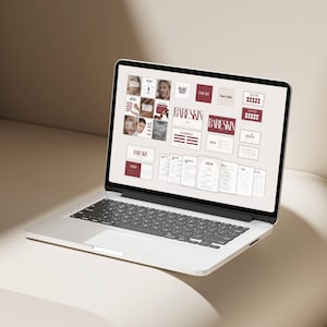 K&ouml;nnte beinhalten: Ein silberner Laptop zeigt Marketingmaterialien mit dem Text "BARE SKIN" in Burgunderrot. Der Bildschirm zeigt Visitenkarten, Brosch&uuml;ren und Website-Mockups, alle mit dem gleichen Branding. Der Laptop ist auf einer hellen Oberfl&auml;che ge&ouml;ffnet.