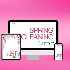 Könnte beinhalten: Ein rosa Hintergrund mit drei Geräten, die einen Frühjahrsputz-Planer anzeigen. Das größte Gerät ist ein Desktop-Computer mit einem weißen Bildschirm, auf dem "SPRING CLEANING Planner" steht. Das mittlere Gerät ist ein Tablet mit einem Blumendesign und dem Text "SPRING CLEANING Planner". Das kleinste Gerät ist ein Smartphone mit einem Blumendesign und dem Text "SPRING CLEANING Plan".