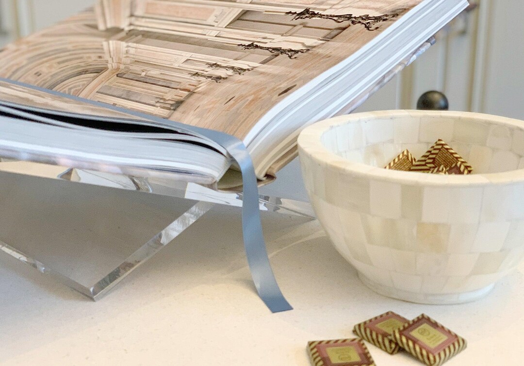 Lucite Galerie - Espositore Per Libri In Acrilico Trasparente, 2 Pezzi, Design Dimensionale Chic, 33,8 Cm Larghezza X 30,5 Cm Profondità X 13,3 Cm Altezza, Per Riviste, Libri Da Cucina - 2