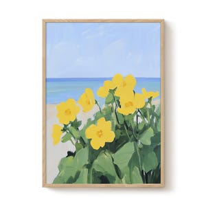 以下が含まれることがあります： 青い海の背景に黄色い花が咲いている絵画。花は前景にあり、海は背景にあります。絵画は明るい木製の額縁に入っています。