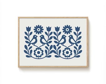 Può includere: Una stampa incorniciata con un design di arte popolare blu e bianco con uccelli, fiori e foglie stilizzati.