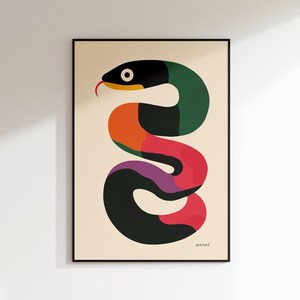 Peut inclure: Impression d'art abstrait d'un serpent coloré avec des couleurs noires, vertes, rouges, oranges et violettes. L'impression est encadrée dans un cadre noir et porte la signature de l'artiste "MAYTAI" en bas à droite.