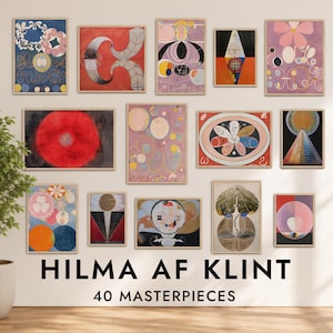 Puede incluir: Una pared de galería con catorce impresiones de arte abstracto enmarcadas de Hilma af Klint, dispuestas en cuadrícula. El texto HILMA AF KLINT 40 MASTERPIECES está impreso en negro debajo del arte. Una planta verde en maceta está a la izquierda.