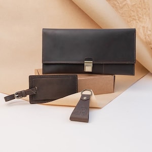 Reisegeschenkset aus echtem Leder mit Kraft Box Verpackung - Eigenschaften Schlüsselanhänger, Gepäckanhänger, Postkarte - 4-teilig