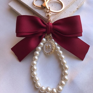 Porte-clés en perles et ruban bordeaux Élégant porte-clés en perles, accessoire de sac à main pour elle, cadeau pour maman, porte-clés de luxe pour femme, cerise mignonne