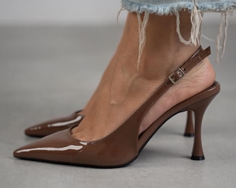 Chocoladekleurige lakleren hakken: handgemaakte sandalen met puntneus enkelbandje