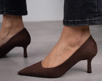 Bruine suèdeleren hakken: slingbackstiletto met spitse neus