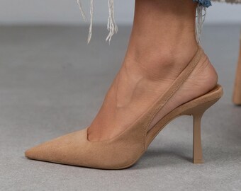 Beige veganistische suède sandalen met hoge hak: handgemaakte avondschoenen met open teen