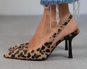 Hoge hakken met luipaardprint: handgemaakte stoffen slingbacksandalen