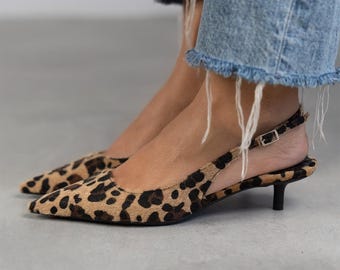 Slingback hakken met luipaardprint: vegan kunstleer schoenen met spitse neus