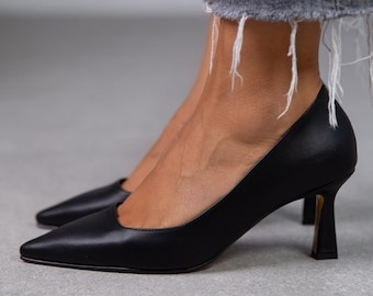 Zwarte leren hakken: slingbackstiletto met spitse neus