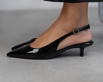 Zwart lakleer slingback hakken: enkelbandje met spitse neus