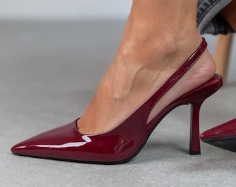 Hoge hak sandalen van bordeauxrood lakleer: handgemaakte schoenen met enkelbandje