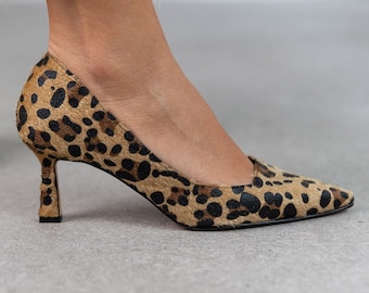 Hoge hakken met luipaardprint: stoffen stiletto met spitse neus