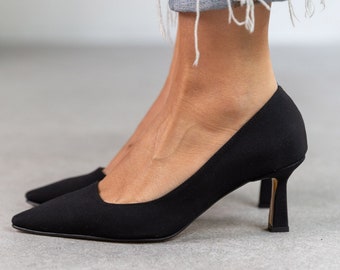 Hoge hakken van zwarte scubastof: slingbackstiletto met spitse neus