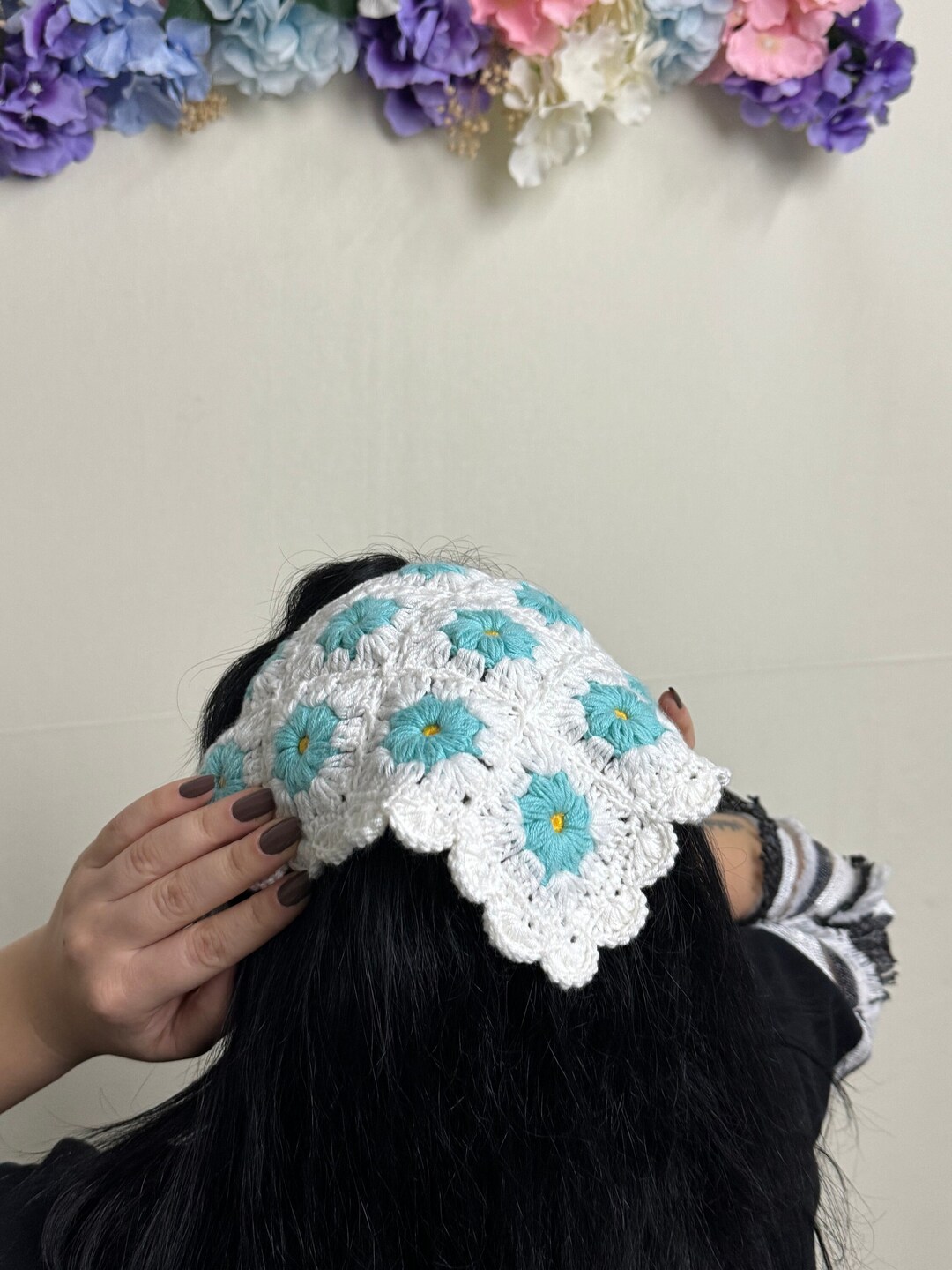 Bandana all'uncinetto con margherite: fazzoletto per capelli con fiori bianchi e blu - Italia
