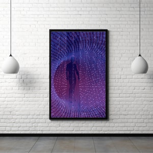 Könnte beinhalten: Ein digitaler Kunstdruck mit der Silhouette einer Person, die durch einen wirbelnden Tunnel aus violettem und blauem Binärcode geht.