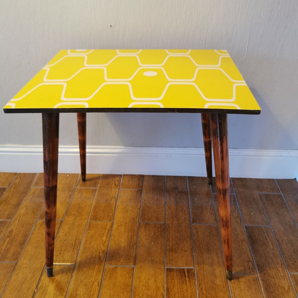 Table vintage des années 60, plan de travail jaune Mid-Century avec vernis brillant.